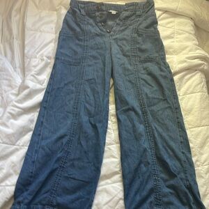 Think, breathable American Eagle faired at the bottom jeans.